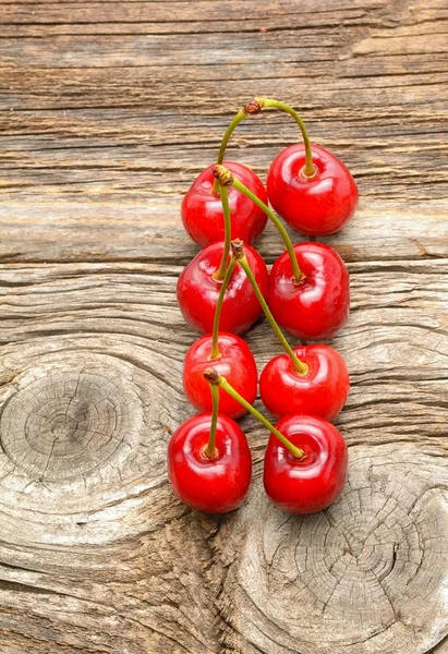 Cerezas sobre mesa de madera — Foto de Stock