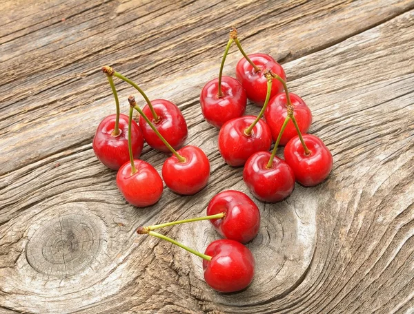 Cerezas sobre mesa de madera — Foto de Stock