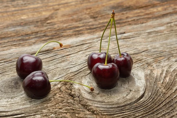 Cerezas sobre mesa de madera — Foto de Stock