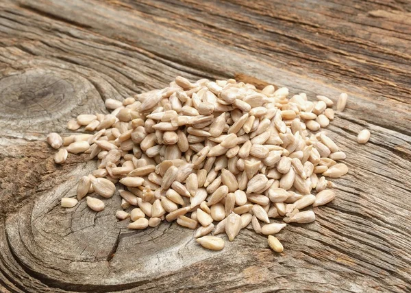 De geschilde Sunflower Seeds geïsoleerd op houten achtergrond — Stockfoto