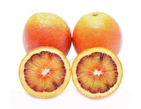 Bloedrode sinaasappels geïsoleerd op witte achtergrond — Stockfoto