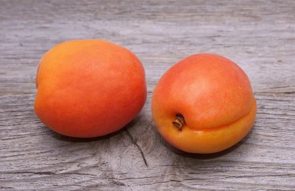 Frische Aprikosen auf hölzernem Hintergrund — Stockfoto