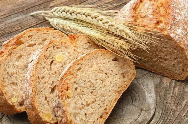 Frisches Brot und Weizen — Stockfoto
