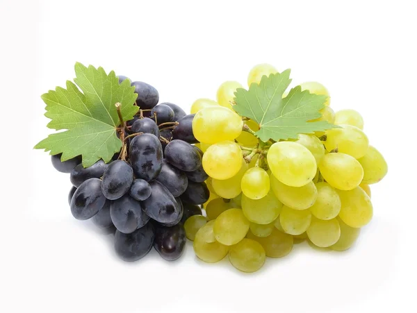 Uvas frescas con hojas — Foto de Stock