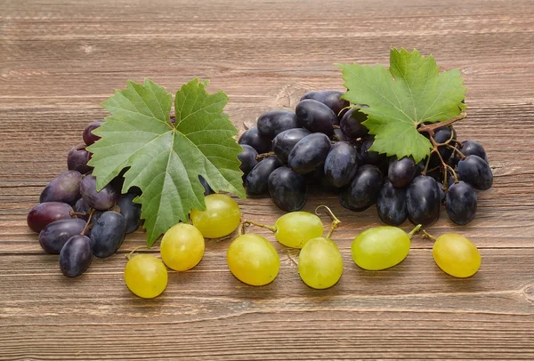 Uvas sobre fondo de madera —  Fotos de Stock