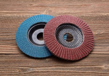 Ahşap arka plan üzerinde Aşınma çarkları