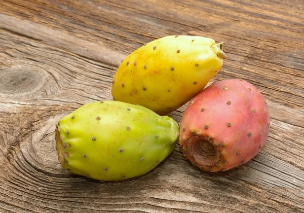 Frutas de cacto em fundo de madeira — Fotografia de Stock