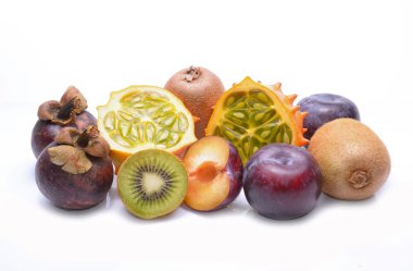 Çeşitli meyveler: kiwano, mangosten, Erik ve kivi 