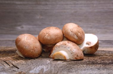 Ahşap arka plan üzerinde kahverengi champignon