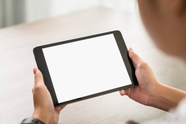 Masada boş ekranı olan dijital tableti tutan genç bir kadın reklamcılığın tanıtımını yaptığı için.
