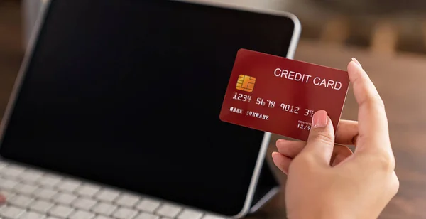 Die Hand Die Eine Kreditkarte Hält Und Den Tablet Bildschirm — Stockfoto