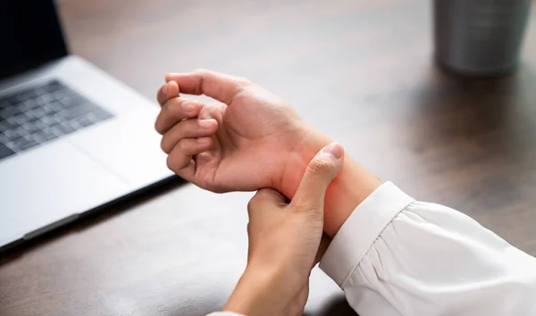 Unga Kvinnor Lider Handledssmärta Från Att Skriva Datorer Lång Tid — Stockfoto