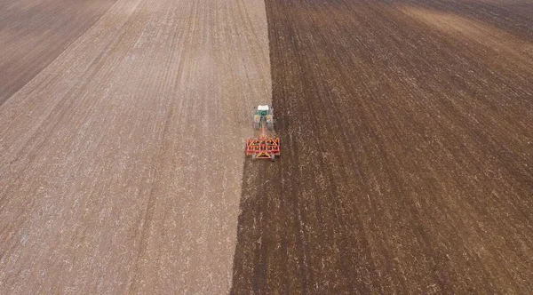 Lajoskomarom Ungarn Luftaufnahme Eines Roten Traktors Beim Ackerbau Auf Dem — Stockfoto