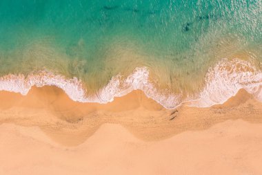 Atlantik Okyanusu 'nun güzel manzarası. Kristal berrak turkuaz su ve kumlu plaj.
