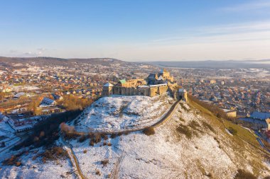 Smeg, Veszprm ilçesi, Macaristan - Karlı hava manzaralı Smeg Kalesi, Balaton Gölü 'nün 20 mil kuzeyinde. Castle Hill karla kaplı. 13. yüzyılın ortalarında ya da sonlarında Macaristanlı Bla IV tarafından inşa edilmiştir..
