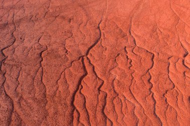 Neszmly, Macaristan - Kuraklık kırmızı çamur yüzeyi, sanayi atıkları, soyut doğa dokusu.