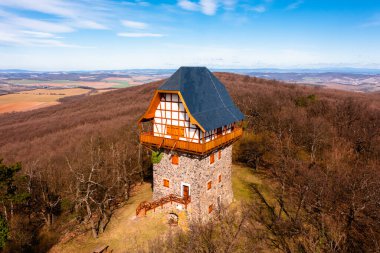 Bujak, Macaristan - Cserhat dağının en yüksek noktası olan ünlü Sasberc gözcü kulesinin havadan görünüşü. Macarca adı Sasberci kilato.