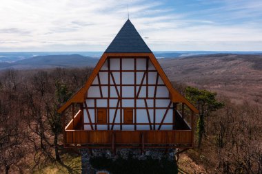 Bujak, Macaristan - Cserhat dağının en yüksek noktası olan ünlü Sasberc gözcü kulesinin havadan görünüşü. Macarca adı Sasberci kilato.