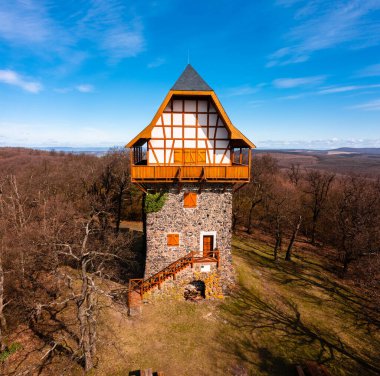 Bujak, Macaristan - Cserhat dağının en yüksek noktası olan ünlü Sasberc gözcü kulesinin havadan görünüşü. Macarca adı Sasberci kilato.