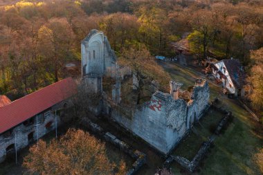 Vertesszentkereszt, Macaristan - Eski Benediktin manastırı ve kilise harabeleri hakkında hava görüşü. Oroszlany ve Pusztavam arasındaki ormanda saklanıyor. Romantik çağ mimarisi.