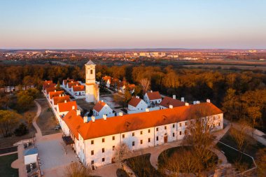 Majk, Macaristan - Bir bahar sabahı insansız hava aracı bakış açısıyla ünlü Barok Camaldolese manastırı. Majk (veya Majkpuszta) Tatabanya yakınlarındaki Oroszlany belediyesine bağlı küçük bir köydür..