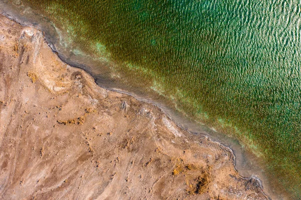 トルコ石が水を振って岩の海岸についての空中ビュー — ストック写真