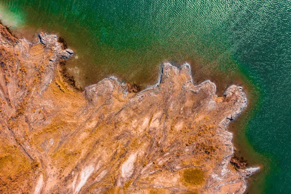 トルコ石が水を振って岩の海岸についての空中ビュー — ストック写真