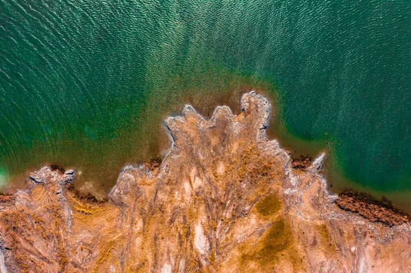 Vista Aérea Sobre Costa Rochosa Com Água Acenando Turquesa — Fotografia de Stock