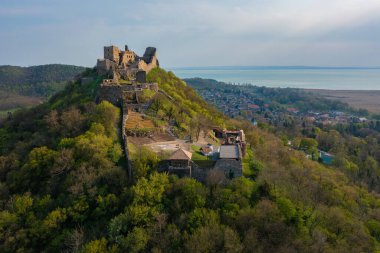 Szigliget Kalesi hakkında hava görüntüsü