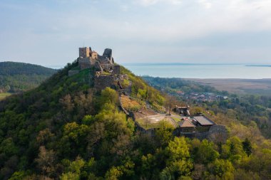 Szigliget Kalesi hakkında hava görüntüsü