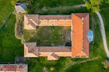 Lovasbereny, Macaristan - Terk edilmiş Cziraky Kalesi 'nin yukarıdan görünüşü.