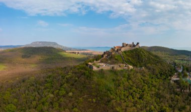 Arka planda Badacsony ile Szigliget Kalesi hakkında hava manzarası