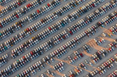 Fabrikanın yakınındaki lojistik merkezinde yeni arabaların havadan aşağı görüntüsü. İhraç ya da ithalata hazır. Otopark.