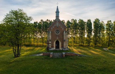 Lorev, Macaristan - Tuna 'nın taşkın ovasında huzurlu bir konumda yer alan Zichy Şapeli hakkında havadan görüş.