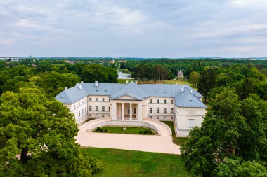 Fejer ilçesindeki tek klasik şato olan Deg 'deki Festetik Kalesi' nin havadan görünüşü. Şato Macaristan 'daki en büyük İngiliz parkıyla çevrilidir..