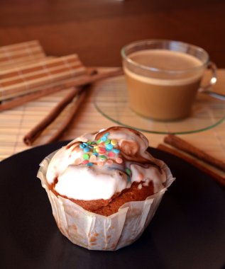 Çikolata kahve fincanı bir tablo ile ile lezzetli ev yapımı kek.