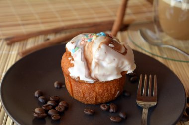 Ev yapımı vanilyalı kek çikolata kahverengi bir plaka üzerinde.