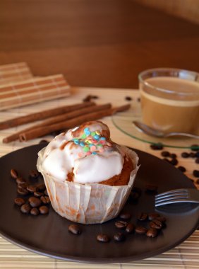 Çikolata kahve fincanı bir tablo ile ile lezzetli ev yapımı kek.