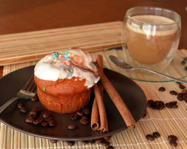 Çikolata kahve fincanı bir tablo ile ile lezzetli ev yapımı kek.