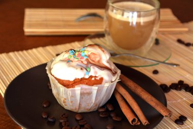 Çikolata kahve fincanı bir tablo ile ile lezzetli ev yapımı kek.