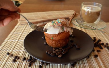 Taze ev yapımı vanilyalı kek çikolata ve çatal ile.