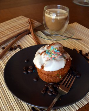 Taze ev yapımı vanilyalı kek çikolata ile. Portre.