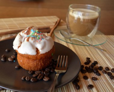 Çikolata kahve fincanı bir tablo ile ile lezzetli ev yapımı kek.