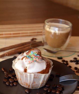 Çikolata kahve fincanı bir tablo ile ile lezzetli ev yapımı kek.