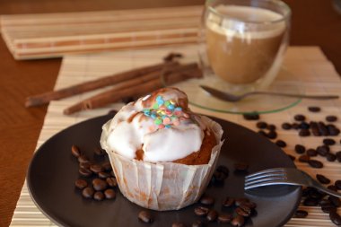 Çikolata kahve fincanı bir tablo ile ile lezzetli ev yapımı kek.