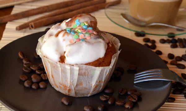 Fresh homemade vanilla muffin with chocolate. Closeup. — Stock Photo, Image