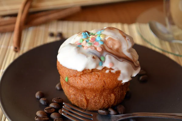 Muffin de vainilla casero fresco con chocolate. Primer plano. . —  Fotos de Stock