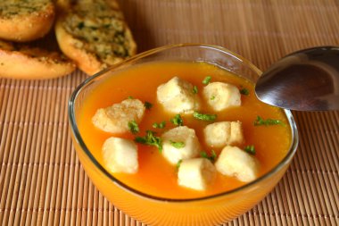 Bir cam kase üzerinde croutons kremsi Balkabagi çorba