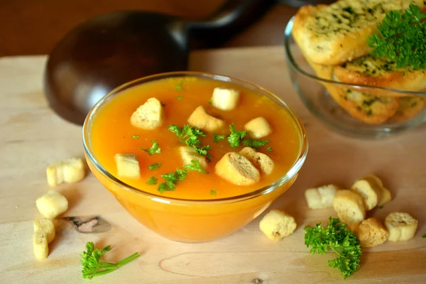 Cremosa sopa de calabaza de mantequilla con crutones en un tazón de cristal —  Fotos de Stock