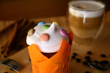 Bir tabak ve bardak kahve taze ev yapımı kek. Portre.